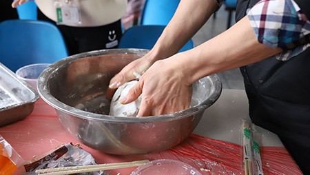 正月十五鬧元宵，歡歡喜喜包湯圓